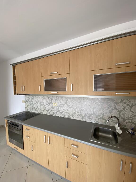 Tek Spitali Hygeia Shitet Apartament 1+1 Me Planimetri Te Rregullt!