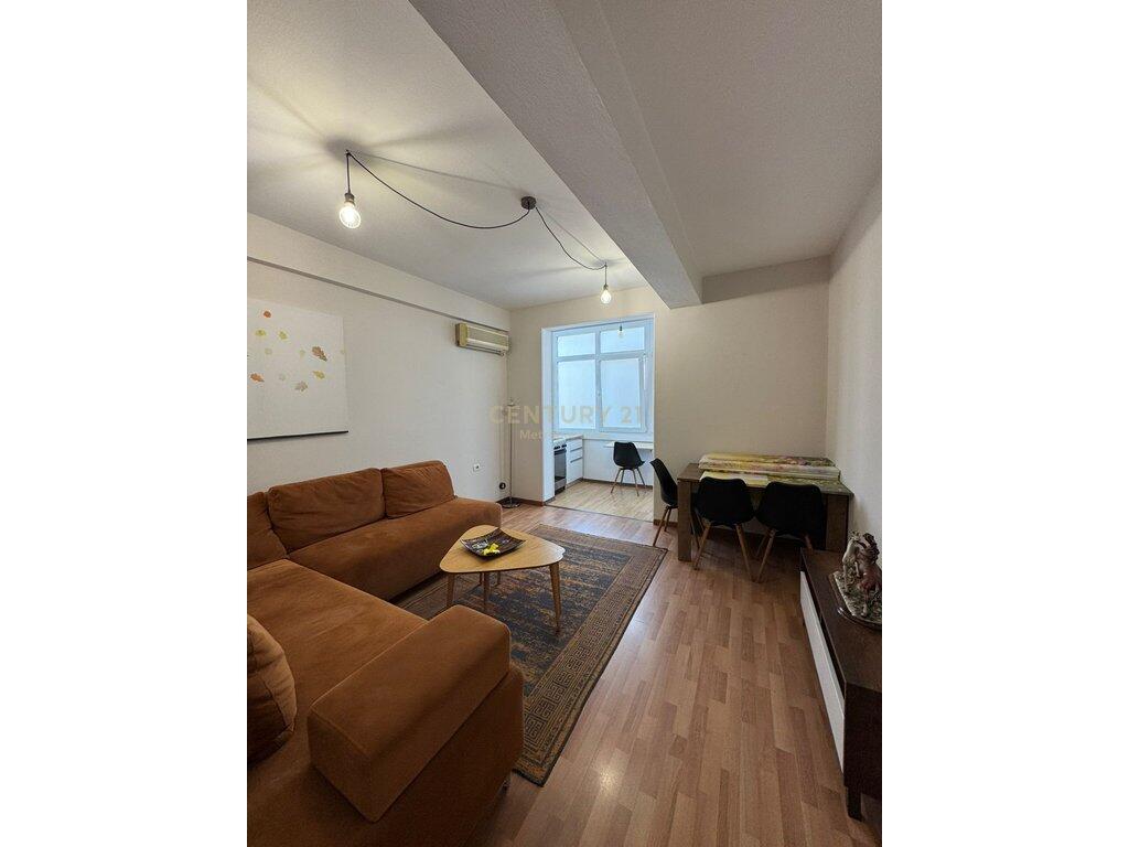 Shitet Apartament 1+1 në Rrugën Mine Peza, pranë Kafe Flora