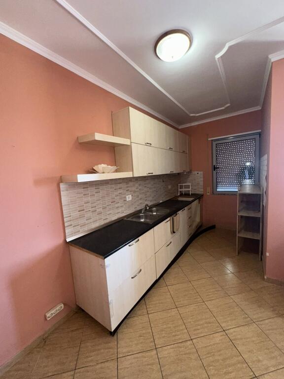 1+1 + BALLKON PRANË QENDRËS 300EURO