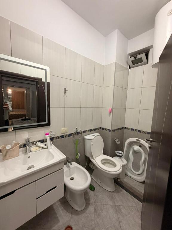 Shitet apartament 4+1+2 tek Kthesa e Kamzes