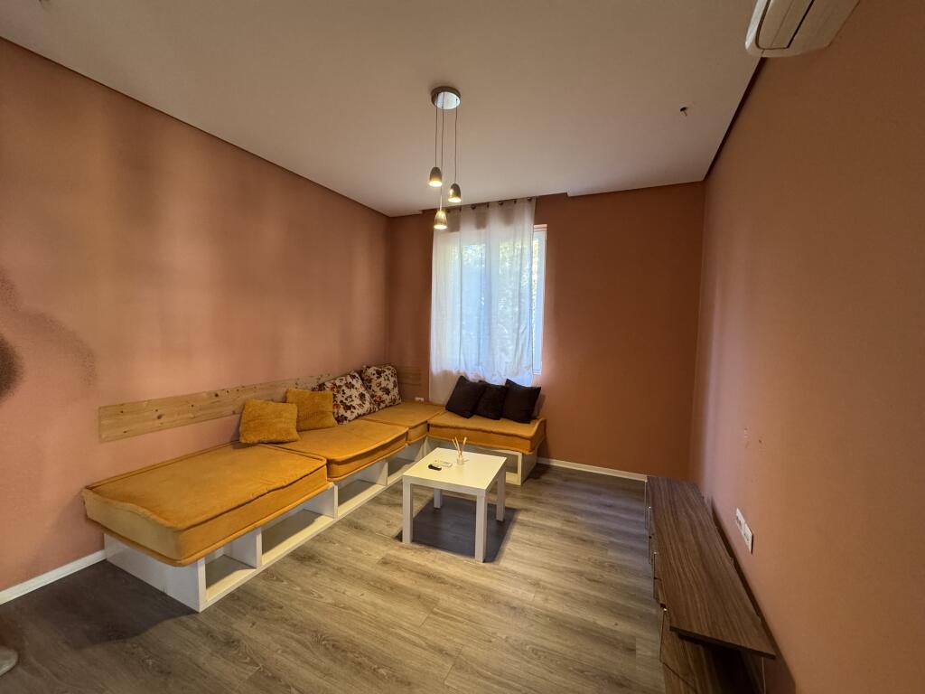 🏠 Apartament 1+1 me qira – Myslym Shyr, Tiranë  📍 Vendndodhja: Rruga Myslym Shyr (në rrugë kryesore) 🏢 Kati: 4 – pallat ekzistues 🛋 Mobilimi: Plotësisht i mobiluar 💶 Çmimi: 550 € / muaj