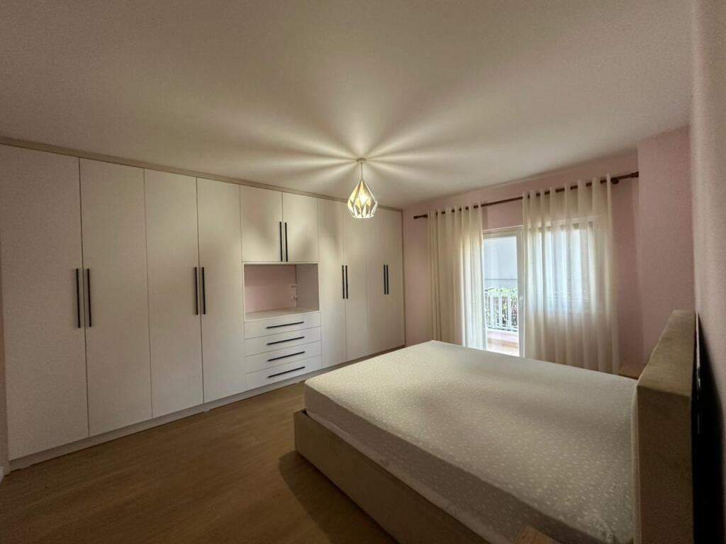 Apartament 1+1 per qira tek Kika 1/Komuna e Parisit.