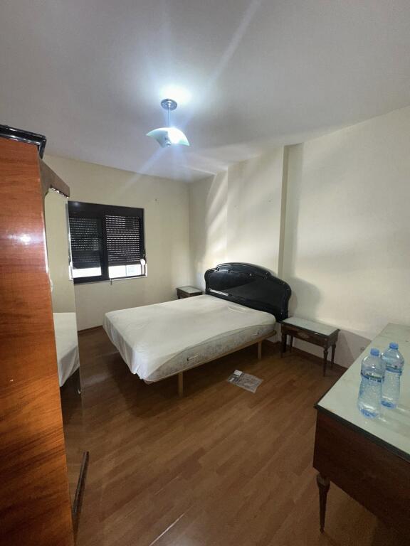 OCCASIONE 🔥 🏡 VENDESI 2+1+ balcone 📍SCUOLA KUSHTRIMI LIRIS QUARTIERE 6 Ex Distretto 💰 Prezzo: 90.000€ • 105 Metri Totali 95 Metri Netti 🏢 Piano: 6 residenziale 🏢 Palazzo: PALAZZO NUOVO CON ASCENSORE 💳 Finanziamento con credito: ❌ NO 📝 Descrizione della Proprietà: Appartamento 2+1 + balcone in vendita con orientamento perfetto a sud, situato al 6° piano di un palazzo nuovo con ascensore. L'appartamento offre illuminazione naturale per tutto il giorno grazie alla posizione favorevole e ha una disposizione funzionale interna che comprende due camere da letto, un ampio soggiorno, cucina, bagno e balcone. Il prezzo è un affare — solo 90.000€, con documentazione completamente regolare pronta per la vendita. Un'ottima opportunità di investimento o abitazione in una zona richiesta