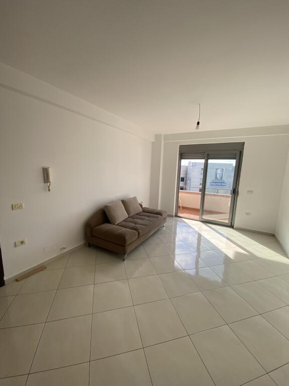 Tek Spitali Hygeia Shitet Apartament 1+1 Me Planimetri Te Rregullt!