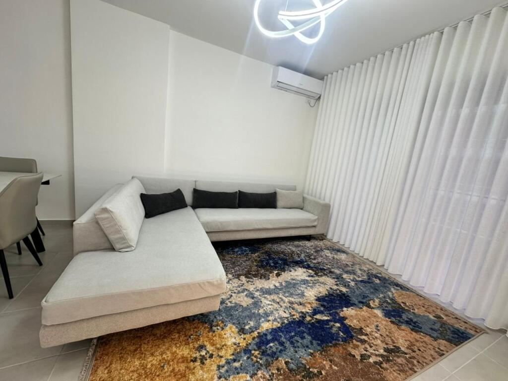 Apartament 2+1 me garazh për qira afatgjatë në Vlorë