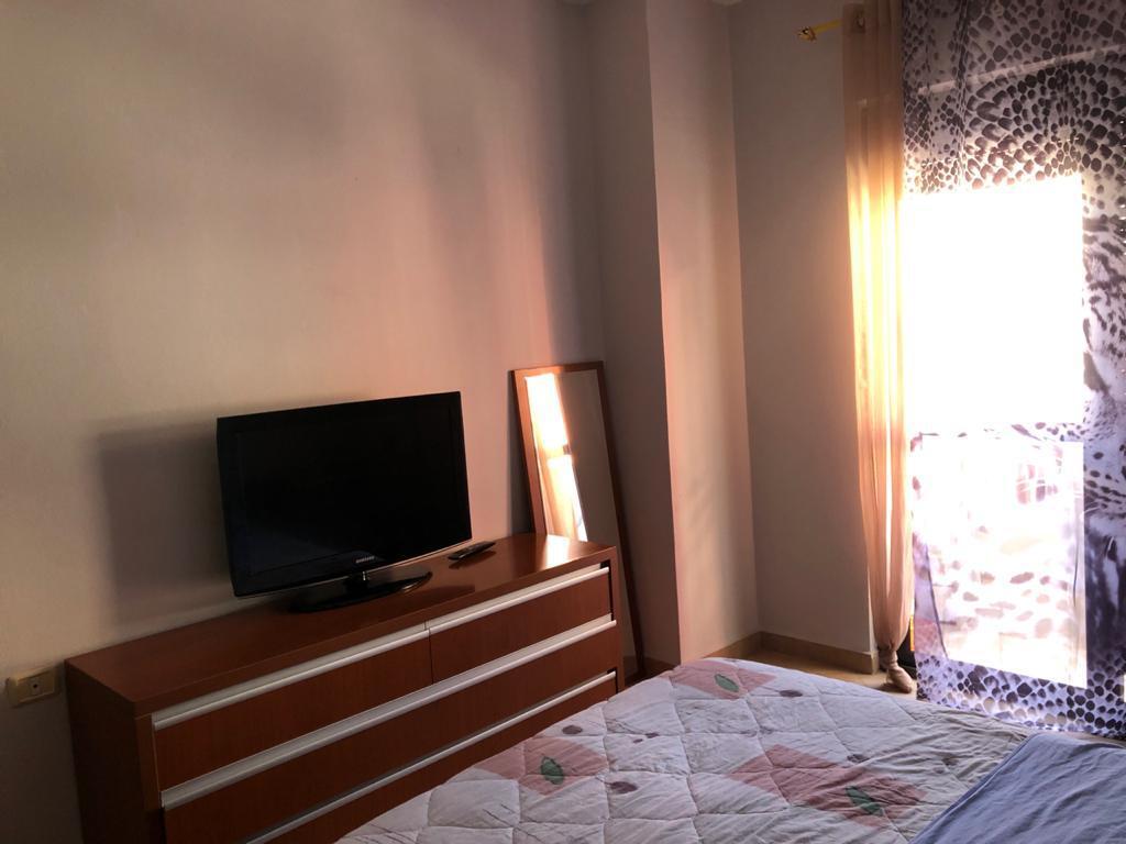 Shitet apartament 2+1 spacioz , buze rruges Frang Bardhi