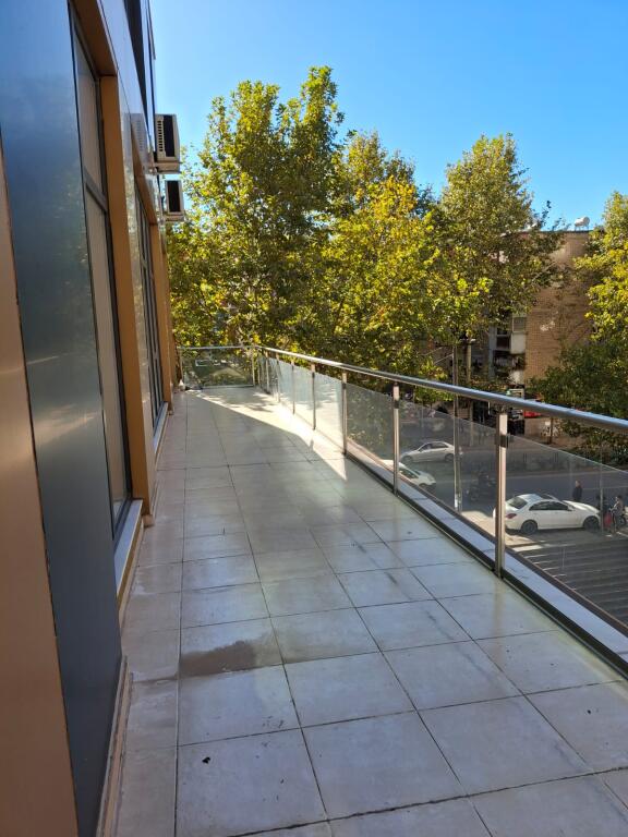 AMBIENT BIZNESI ME QIRA – Stacioni i Trenit