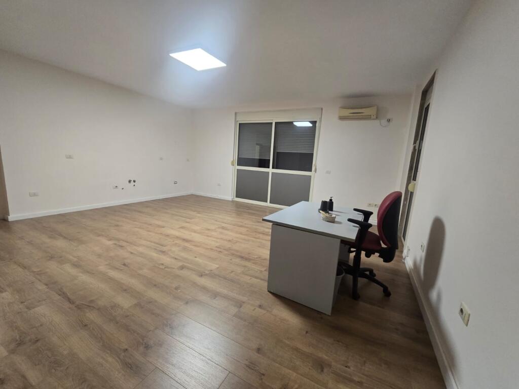 Zyre me qira , rruga e Kavajes /Qender