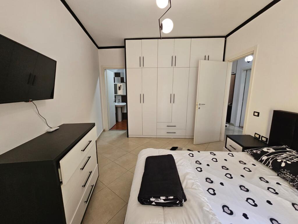 Appartamento 2+1+2 bagni + posto auto in affitto – Lago Secco 📍 Posizione: 100 metri dall'Hotel Radisson 💶 Prezzo: 800 €/mese (posto auto incluso) 🏢 Situato al: 2° piano | Edificio nuovo con ascensore