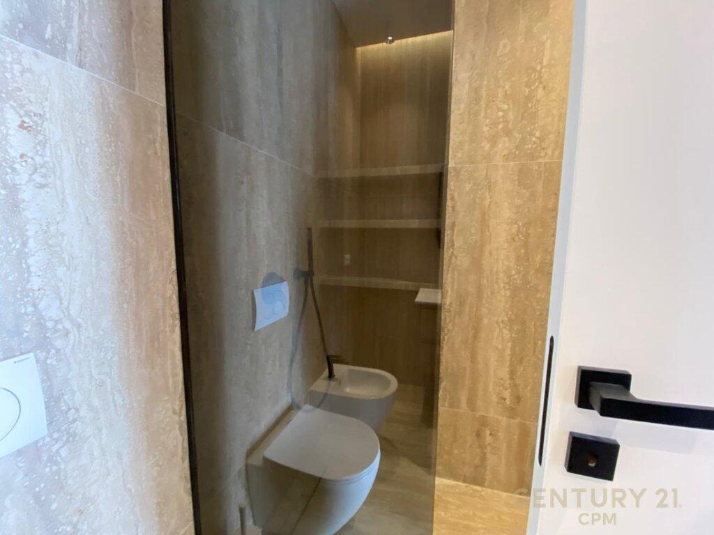 NE KOMUNEN E PARISIT JAPIM ME QIRA APARTAMENT LUKSOZ 2+1+2