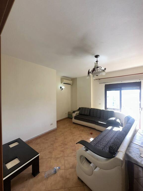 OCCASIONE 🔥 🏡 VENDESI 2+1+ balcone 📍SCUOLA KUSHTRIMI LIRIS QUARTIERE 6 Ex Distretto 💰 Prezzo: 90.000€ • 105 Metri Totali 95 Metri Netti 🏢 Piano: 6 residenziale 🏢 Palazzo: PALAZZO NUOVO CON ASCENSORE 💳 Finanziamento con credito: ❌ NO 📝 Descrizione della Proprietà: Appartamento 2+1 + balcone in vendita con orientamento perfetto a sud, situato al 6° piano di un palazzo nuovo con ascensore. L'appartamento offre illuminazione naturale per tutto il giorno grazie alla posizione favorevole e ha una disposizione funzionale interna che comprende due camere da letto, un ampio soggiorno, cucina, bagno e balcone. Il prezzo è un affare — solo 90.000€, con documentazione completamente regolare pronta per la vendita. Un'ottima opportunità di investimento o abitazione in una zona richiesta