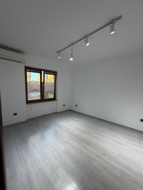 Ambient biznesi për qira – Rruga e Durrësit