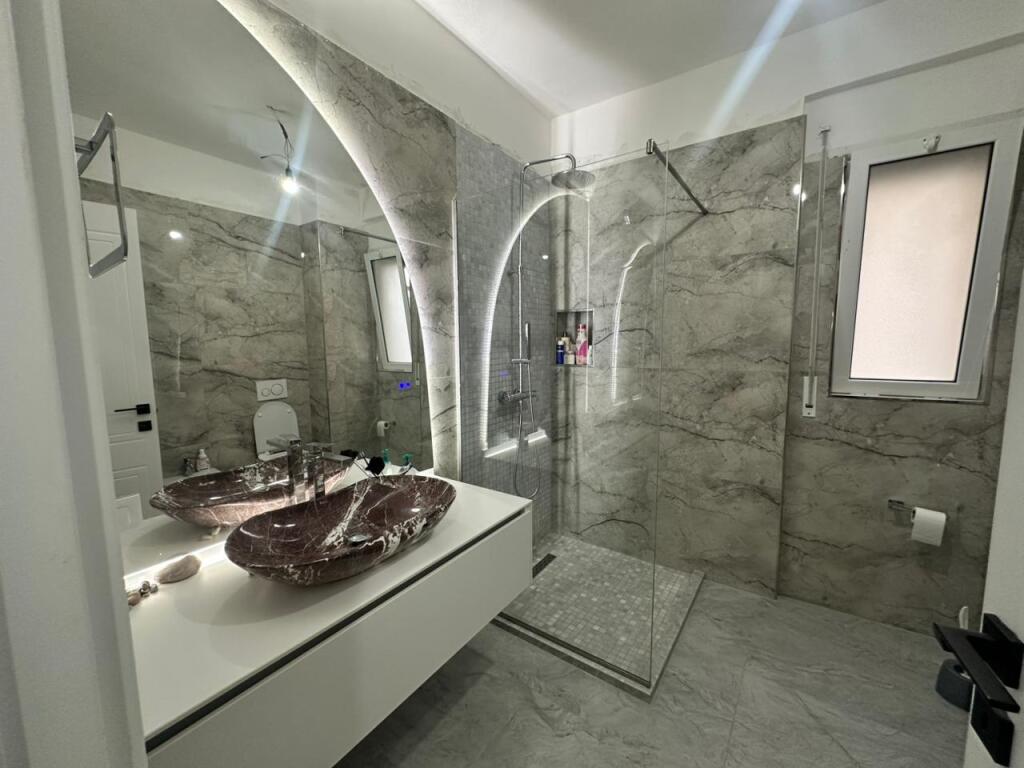 Apartament 2+1 me garazh për qira afatgjatë në Vlorë