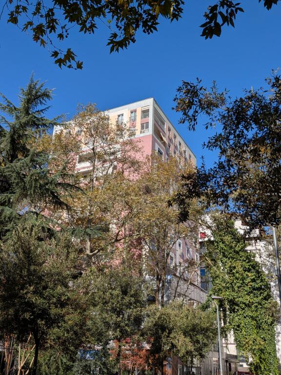 Business premises for rent with an area of 292m/2, at the Artistic High School!