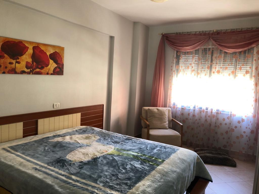 Shitet apartament 2+1 spacioz , buze rruges Frang Bardhi