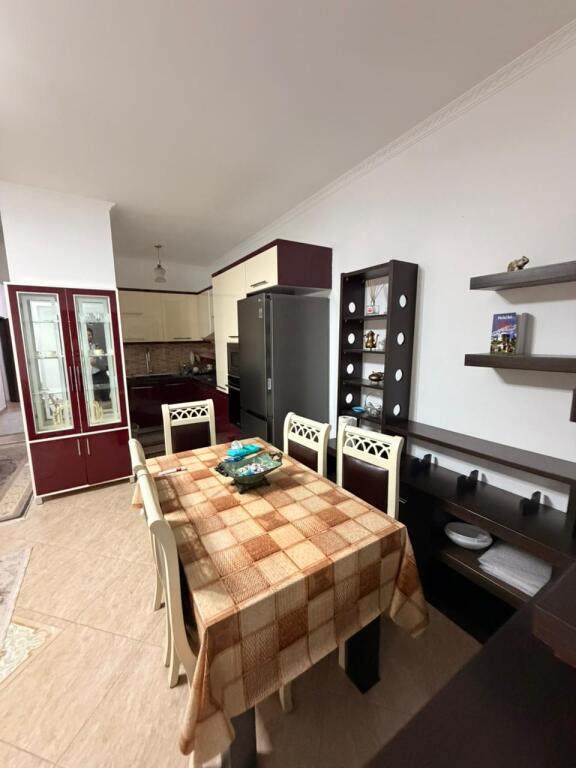 Shitet apartament 4+1+2 tek Kthesa e Kamzes