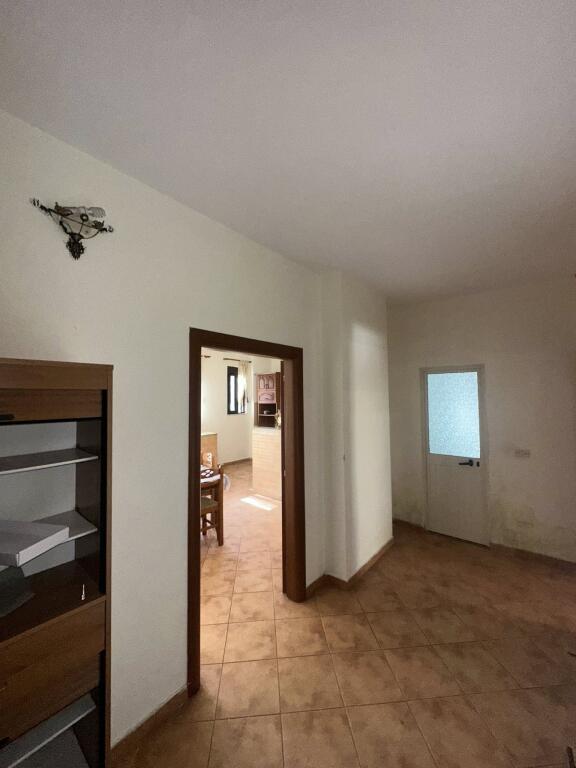 OCCASIONE 🔥 🏡 VENDESI 2+1+ balcone 📍SCUOLA KUSHTRIMI LIRIS QUARTIERE 6 Ex Distretto 💰 Prezzo: 90.000€ • 105 Metri Totali 95 Metri Netti 🏢 Piano: 6 residenziale 🏢 Palazzo: PALAZZO NUOVO CON ASCENSORE 💳 Finanziamento con credito: ❌ NO 📝 Descrizione della Proprietà: Appartamento 2+1 + balcone in vendita con orientamento perfetto a sud, situato al 6° piano di un palazzo nuovo con ascensore. L'appartamento offre illuminazione naturale per tutto il giorno grazie alla posizione favorevole e ha una disposizione funzionale interna che comprende due camere da letto, un ampio soggiorno, cucina, bagno e balcone. Il prezzo è un affare — solo 90.000€, con documentazione completamente regolare pronta per la vendita. Un'ottima opportunità di investimento o abitazione in una zona richiesta