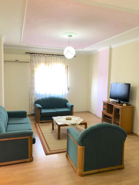 Jepet me qera Apartamenti 2+1 , Rruga Jordan Misja te shinat , 370 mije leke