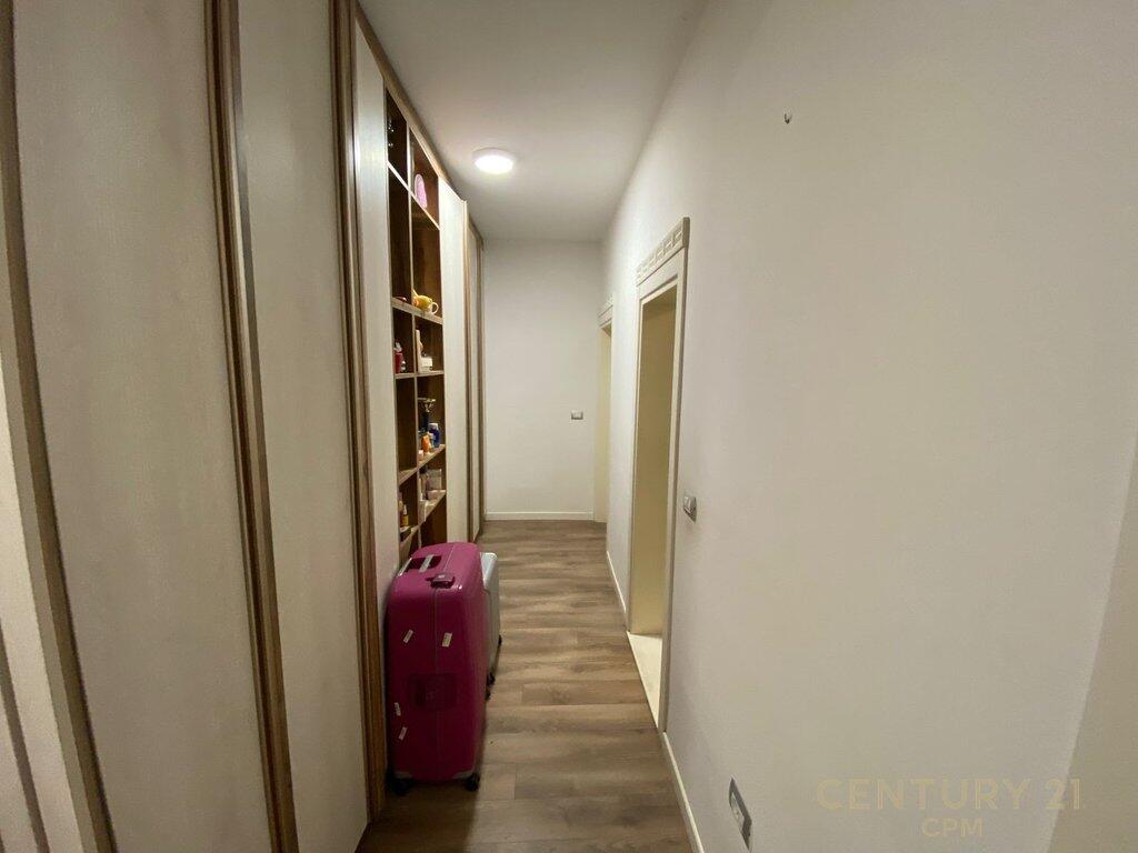 SHESIM APARTAMENT 2+1 PRANE QENDRES!