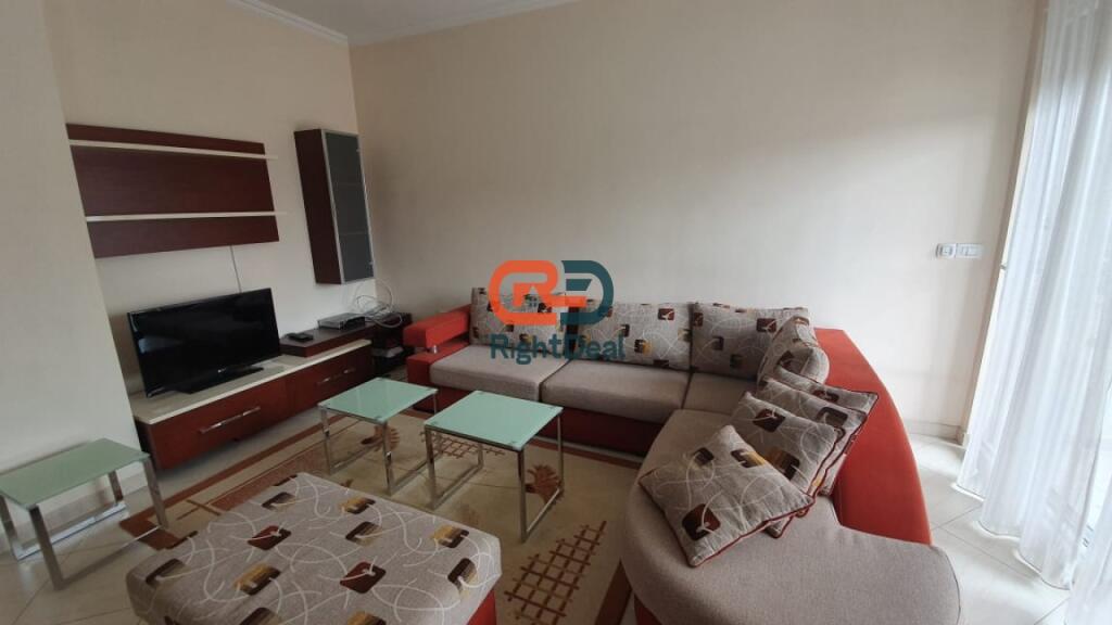 Tek Rruga E Bogdaneve, Jepet Me Qira Super Apartament 1+1 !!