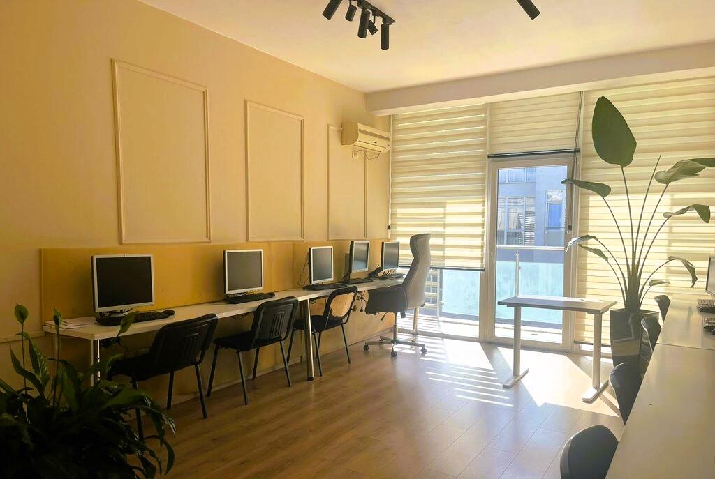 Zyrë Moderne me 6 ambjente pune per Qira në Kika 2, Komuna e Parisit