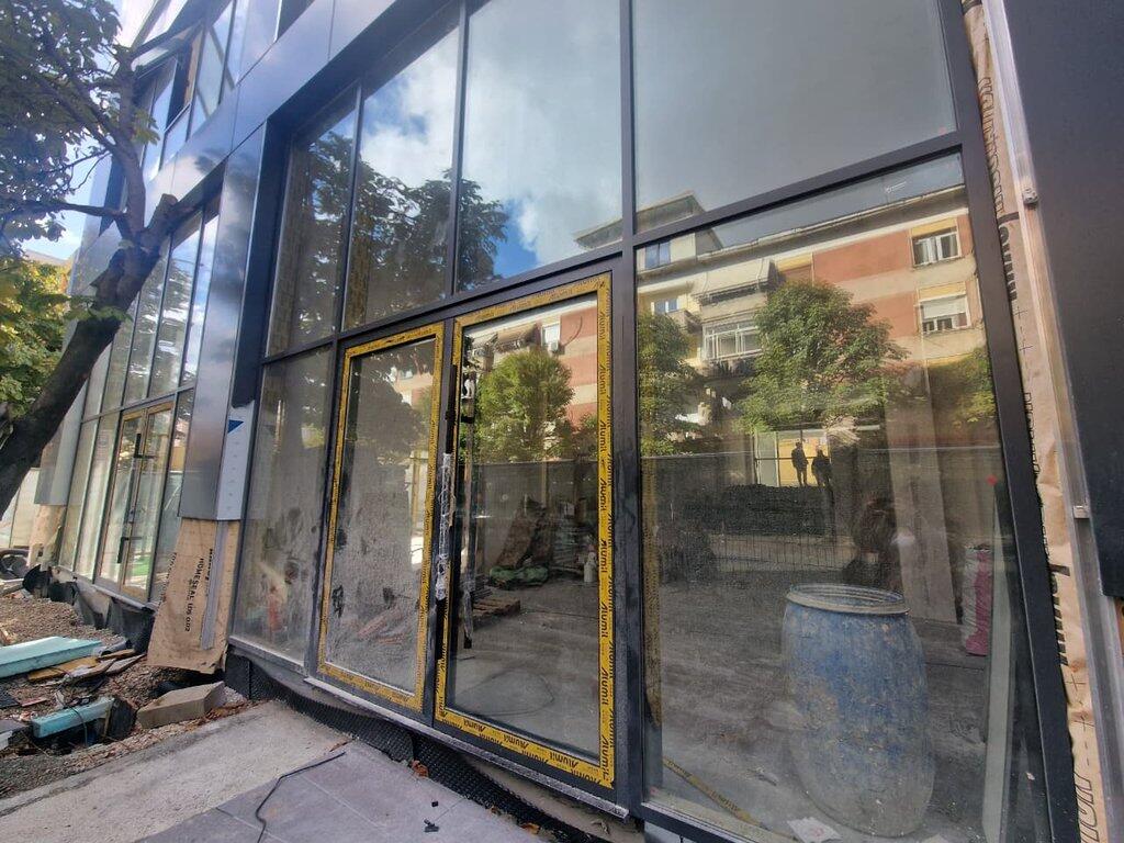 Ambient Komercial me Qira, kati zero, buzë rruge kryesore – Rruga e Barrikadave, Qendër, Tiranë! 3,750 € /Muaj