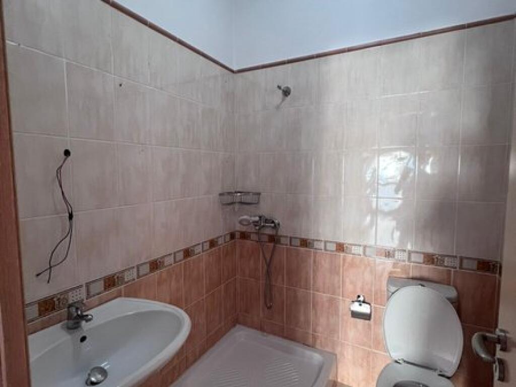 Qera, Ambient per zyra+Post Parkimi, Komuna e Parisit, Tirane.