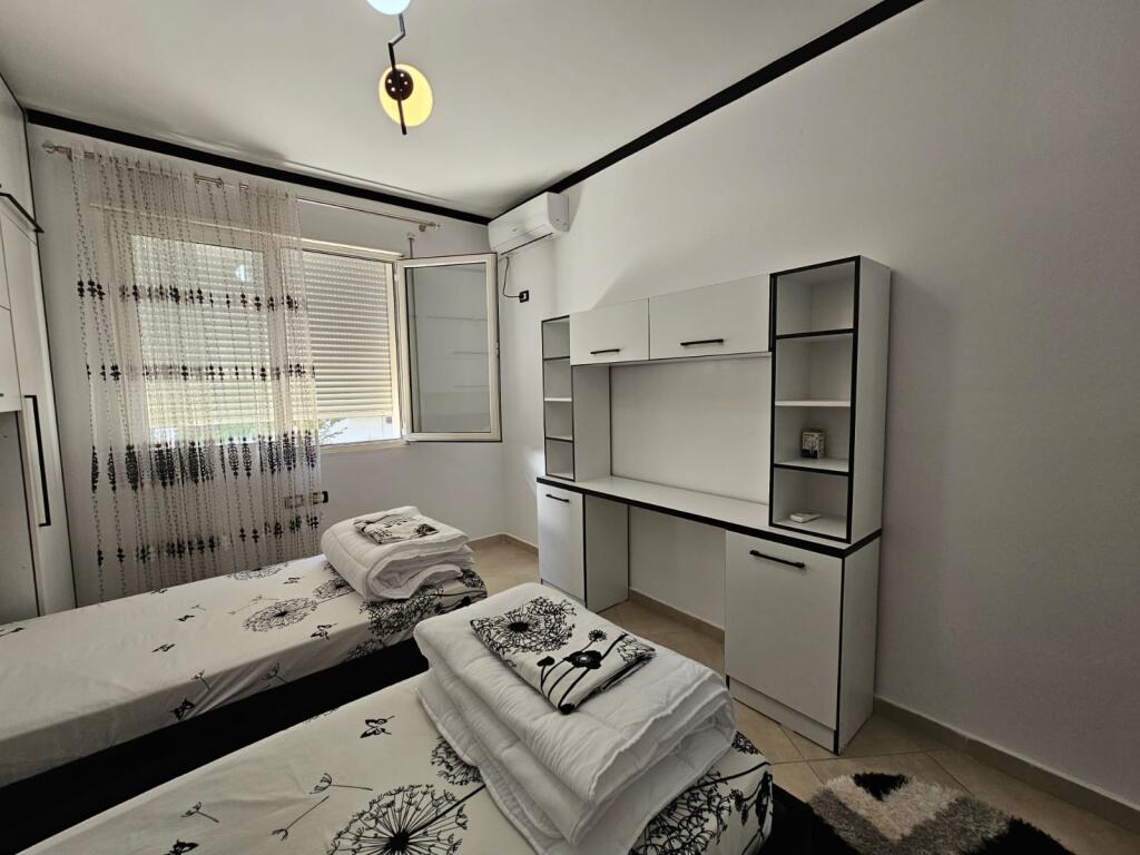 Appartamento 2+1+2 bagni + posto auto in affitto – Lago Secco 📍 Posizione: 100 metri dall'Hotel Radisson 💶 Prezzo: 800 €/mese (posto auto incluso) 🏢 Situato al: 2° piano | Edificio nuovo con ascensore