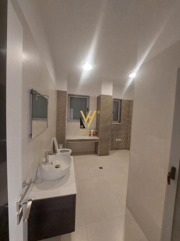 JEPET GODINE 4 KATESHE ME QERA NE VAQARR 4.000 EURO