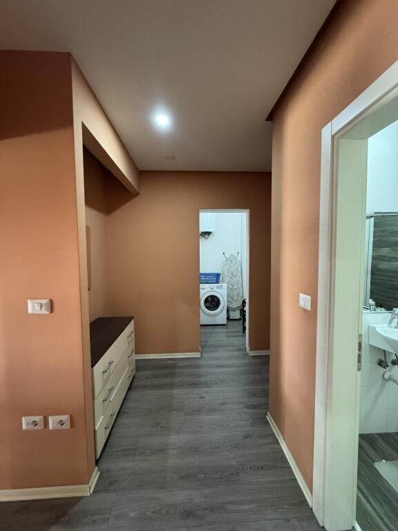 🏠 Apartament 1+1 me qira – Myslym Shyr, Tiranë  📍 Vendndodhja: Rruga Myslym Shyr (në rrugë kryesore) 🏢 Kati: 4 – pallat ekzistues 🛋 Mobilimi: Plotësisht i mobiluar 💶 Çmimi: 550 € / muaj