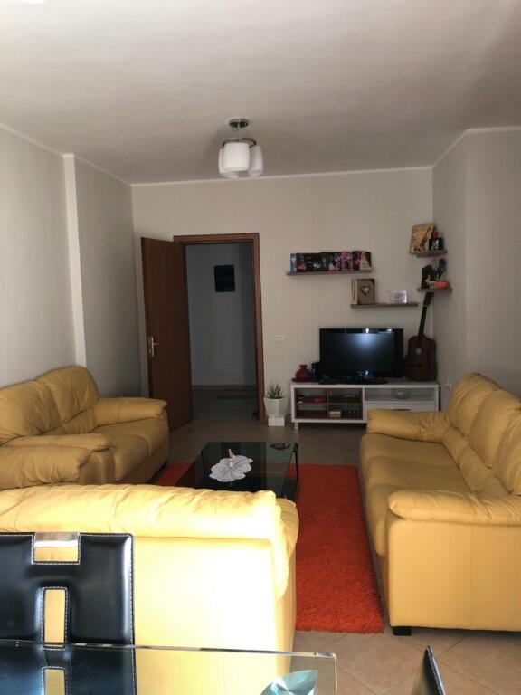 Shitet apartament 2+1 spacioz , buze rruges Frang Bardhi