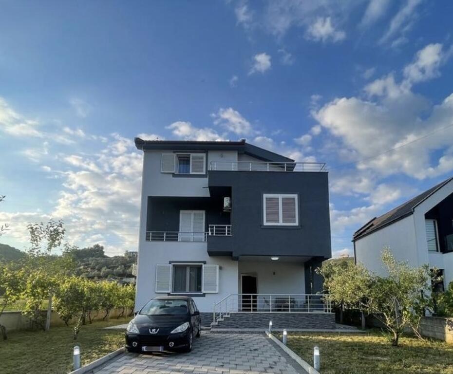 VILLA SU TRE PIANI IN AFFITTO A MULLET