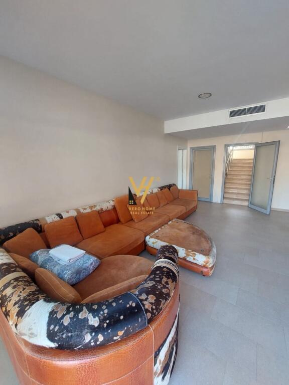 JEPET GODINE 4 KATESHE ME QERA NE VAQARR 4.000 EURO