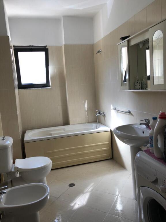 Shitet apartament 2+1 spacioz , buze rruges Frang Bardhi