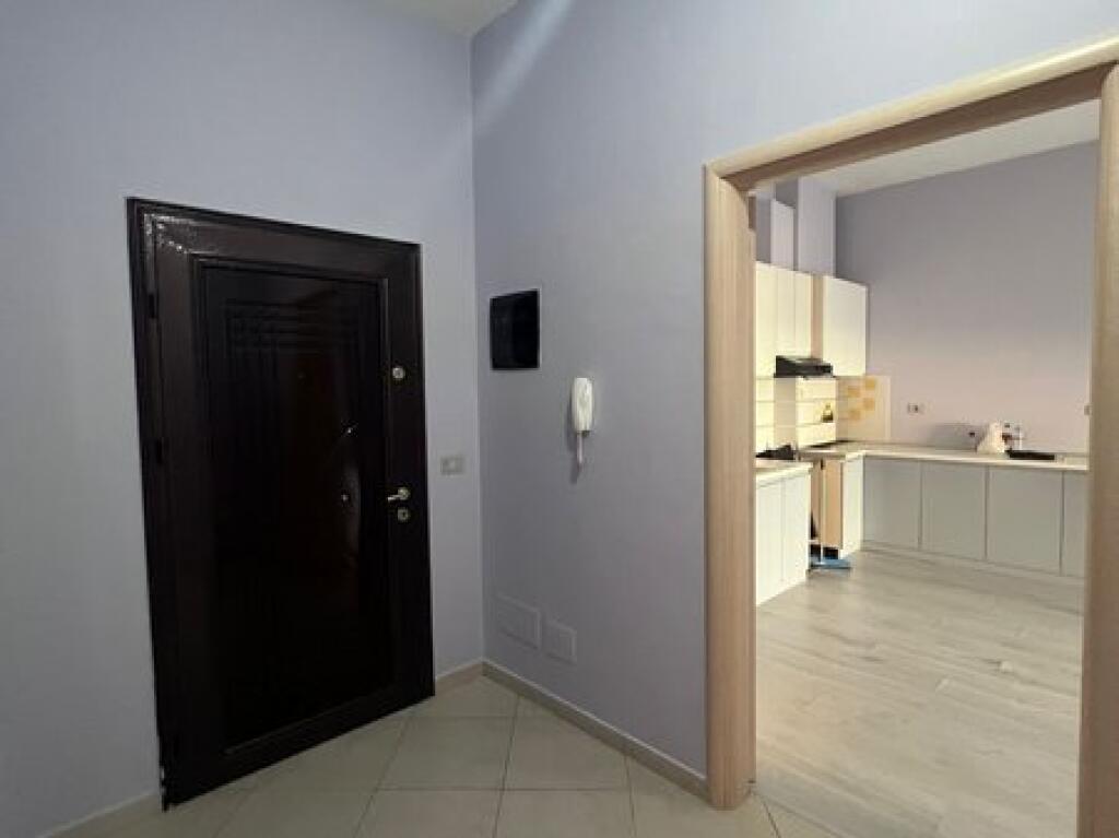 Qera, Ambient per zyra+Post Parkimi, Komuna e Parisit, Tirane.