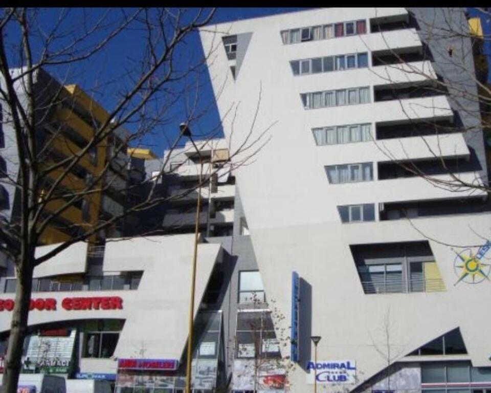 Jepet ambient me qera per zyra ose dyqane  tek rruga Kavajes