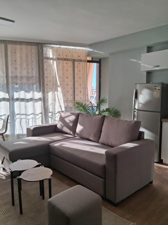 🏢A Selvia, vicino al Supermercato Spar, si affitta appartamento 1+1 arredato, 65.000 Leke