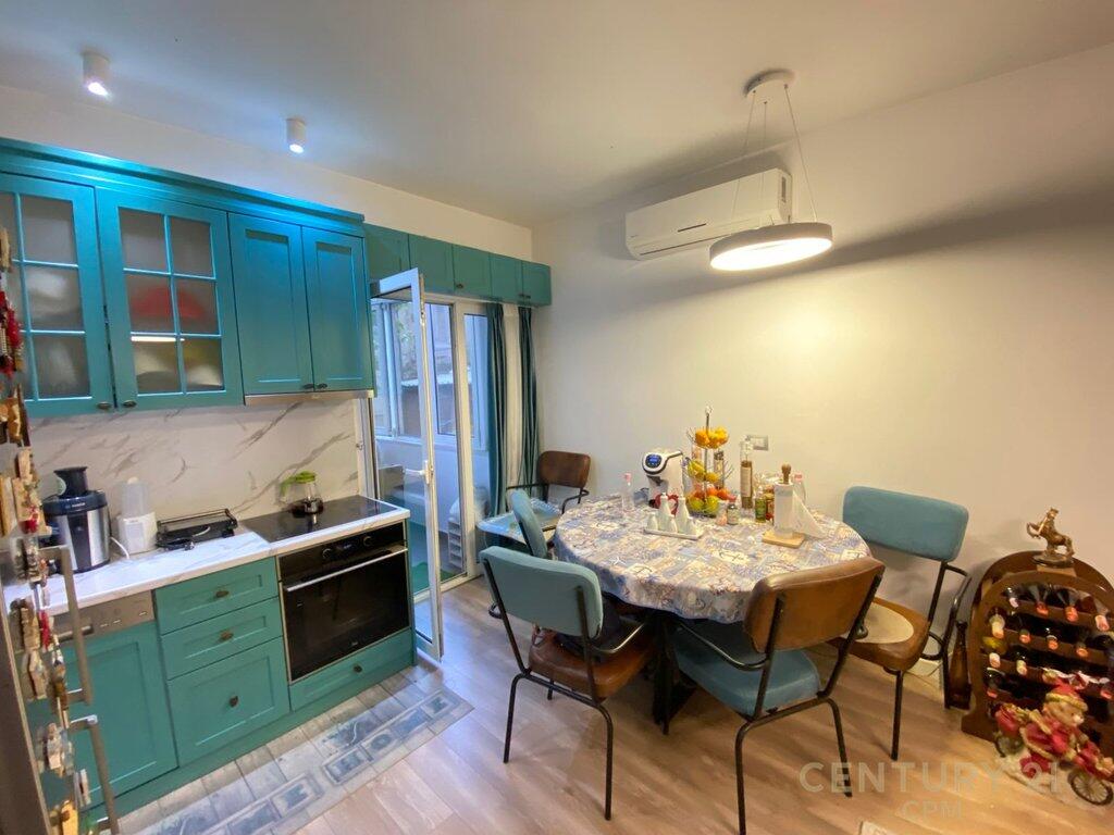 SHESIM APARTAMENT 2+1 PRANE QENDRES!