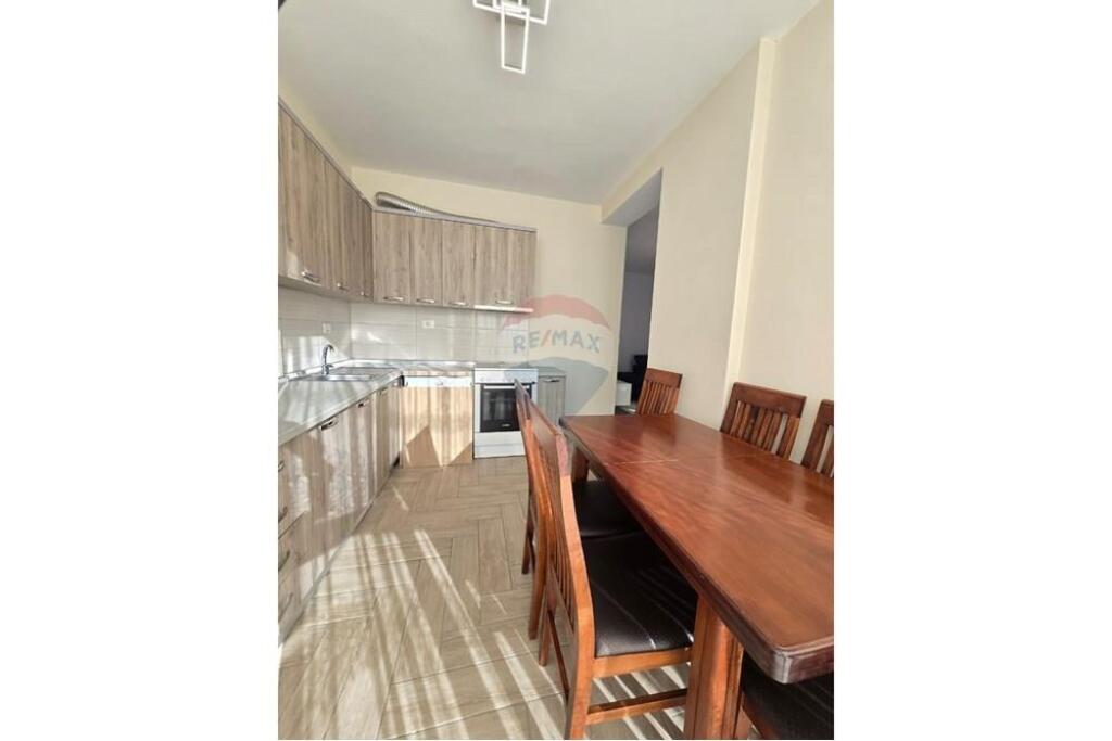 Jepet me qira 2+1 tek Ish Parku i Autobuzave,Rezidenca Alba.