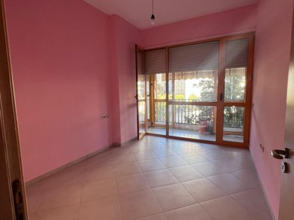 Qera, Ambient per zyra+Post Parkimi, Komuna e Parisit, Tirane.