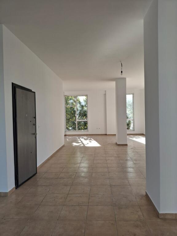 AMBIENT BIZNESI ME QIRA – Stacioni i Trenit, Rrugë Kryesore