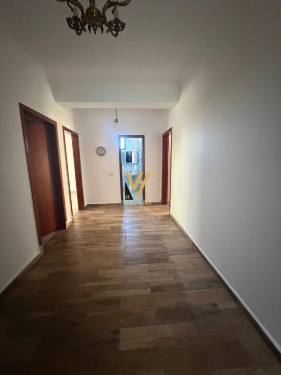 JEPET APARTAMENT 4+1+2 ME QERA TE RRUGA FORTUZI 100.000 LEKE