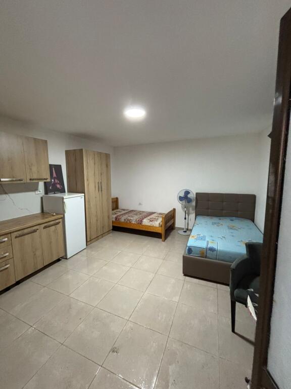 Gazonier ne Astir me Qera