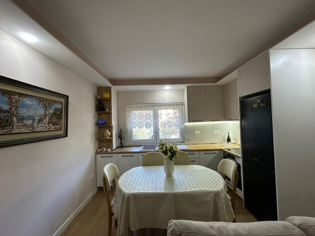 Apartament 1+1 per qira tek Kika 1/Komuna e Parisit.