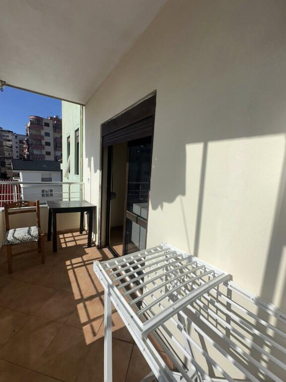 OCCASIONE 🔥 🏡 VENDESI 2+1+ balcone 📍SCUOLA KUSHTRIMI LIRIS QUARTIERE 6 Ex Distretto 💰 Prezzo: 90.000€ • 105 Metri Totali 95 Metri Netti 🏢 Piano: 6 residenziale 🏢 Palazzo: PALAZZO NUOVO CON ASCENSORE 💳 Finanziamento con credito: ❌ NO 📝 Descrizione della Proprietà: Appartamento 2+1 + balcone in vendita con orientamento perfetto a sud, situato al 6° piano di un palazzo nuovo con ascensore. L'appartamento offre illuminazione naturale per tutto il giorno grazie alla posizione favorevole e ha una disposizione funzionale interna che comprende due camere da letto, un ampio soggiorno, cucina, bagno e balcone. Il prezzo è un affare — solo 90.000€, con documentazione completamente regolare pronta per la vendita. Un'ottima opportunità di investimento o abitazione in una zona richiesta