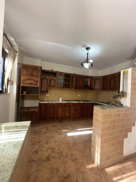 OCCASIONE 🔥 🏡 VENDESI 2+1+ balcone 📍SCUOLA KUSHTRIMI LIRIS QUARTIERE 6 Ex Distretto 💰 Prezzo: 90.000€ • 105 Metri Totali 95 Metri Netti 🏢 Piano: 6 residenziale 🏢 Palazzo: PALAZZO NUOVO CON ASCENSORE 💳 Finanziamento con credito: ❌ NO 📝 Descrizione della Proprietà: Appartamento 2+1 + balcone in vendita con orientamento perfetto a sud, situato al 6° piano di un palazzo nuovo con ascensore. L'appartamento offre illuminazione naturale per tutto il giorno grazie alla posizione favorevole e ha una disposizione funzionale interna che comprende due camere da letto, un ampio soggiorno, cucina, bagno e balcone. Il prezzo è un affare — solo 90.000€, con documentazione completamente regolare pronta per la vendita. Un'ottima opportunità di investimento o abitazione in una zona richiesta