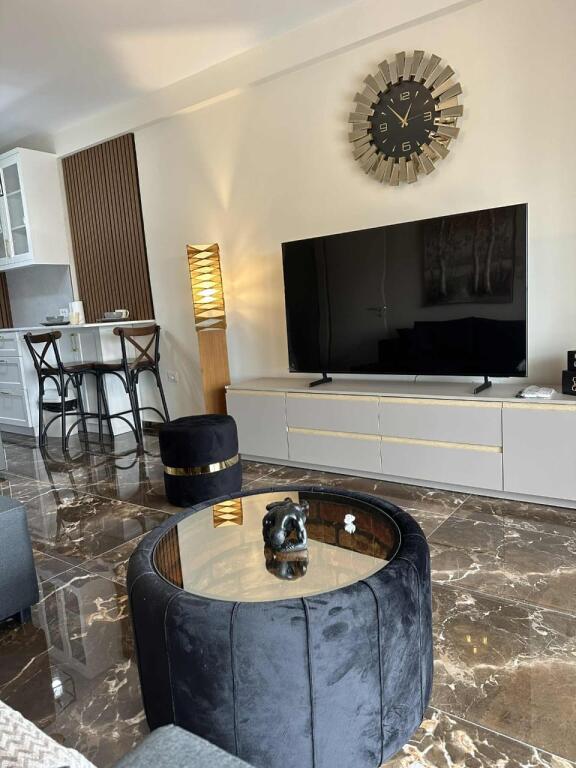 🏙️ Jepet me Qira Apartament 1+1 – Përballë Colosseut, Tiranë