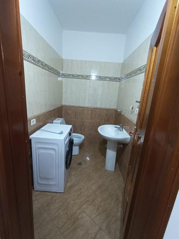 🏢Kinostudio,Rr.Aleksander Moisiu jepet me qera apartament 2+1+2,i mobiluar 50,000Leke