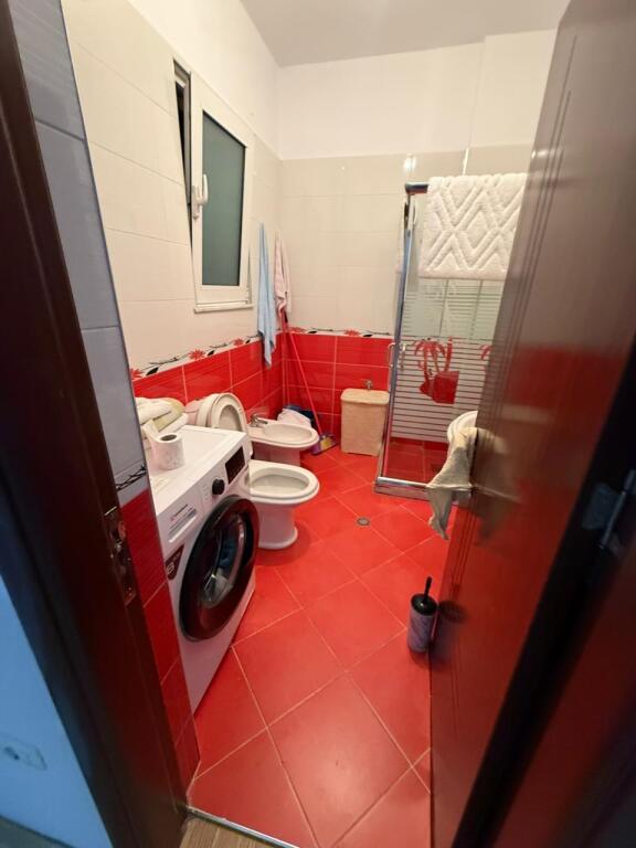 Nenstacioni elektrik, apartament 2+1 me qera 45,000 leke Siri Kodra