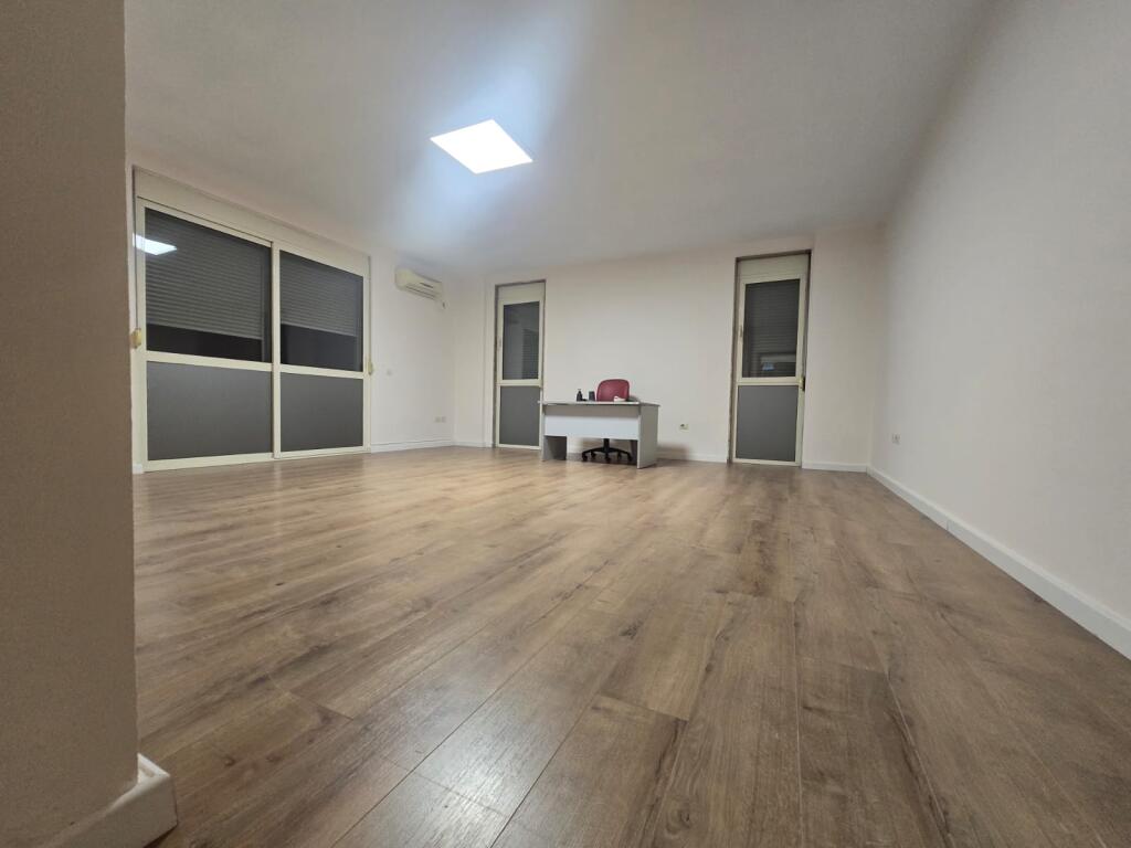 Zyre me qira , rruga e Kavajes /Qender